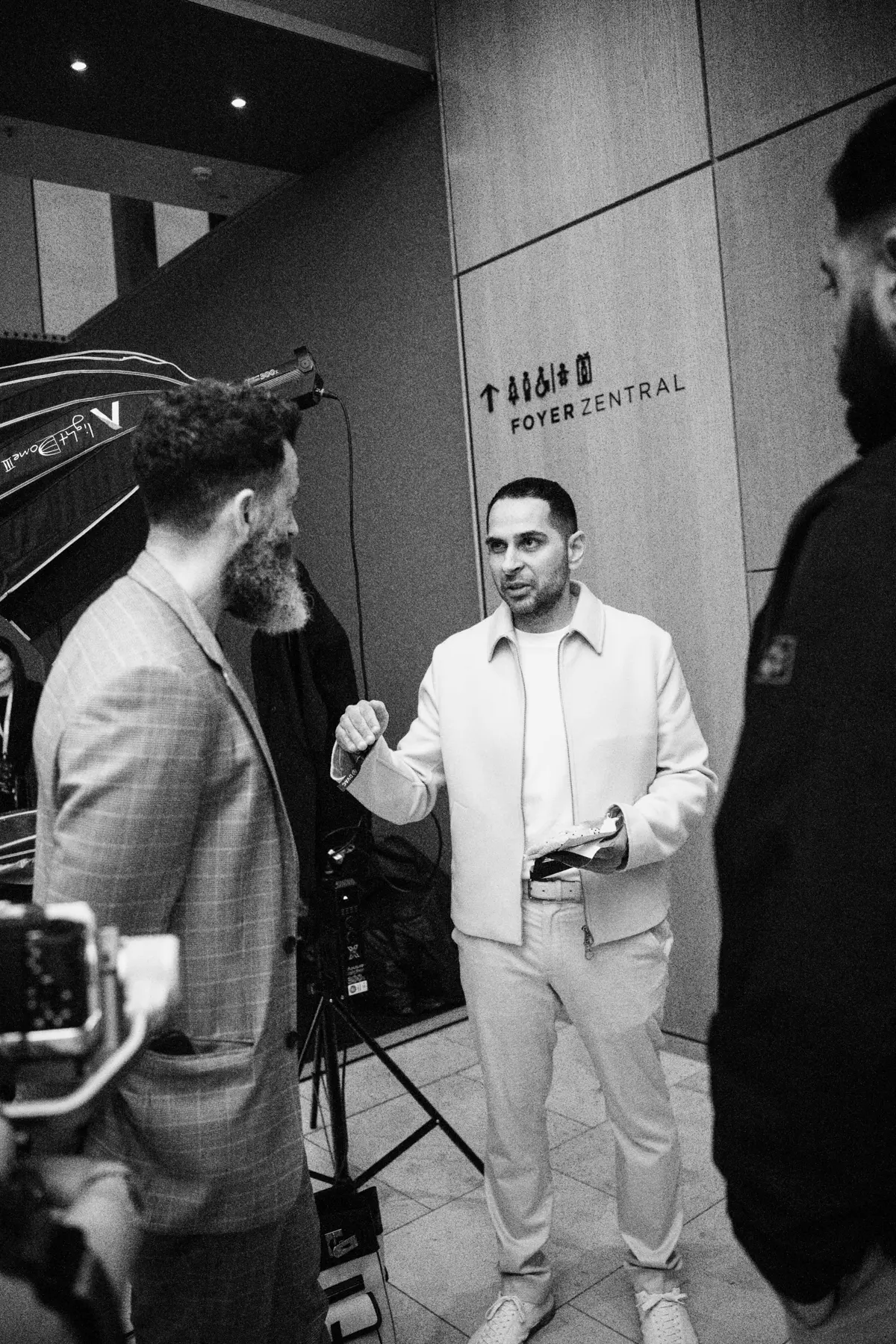 Omid hinter den Kulissen einer Videoproduktion